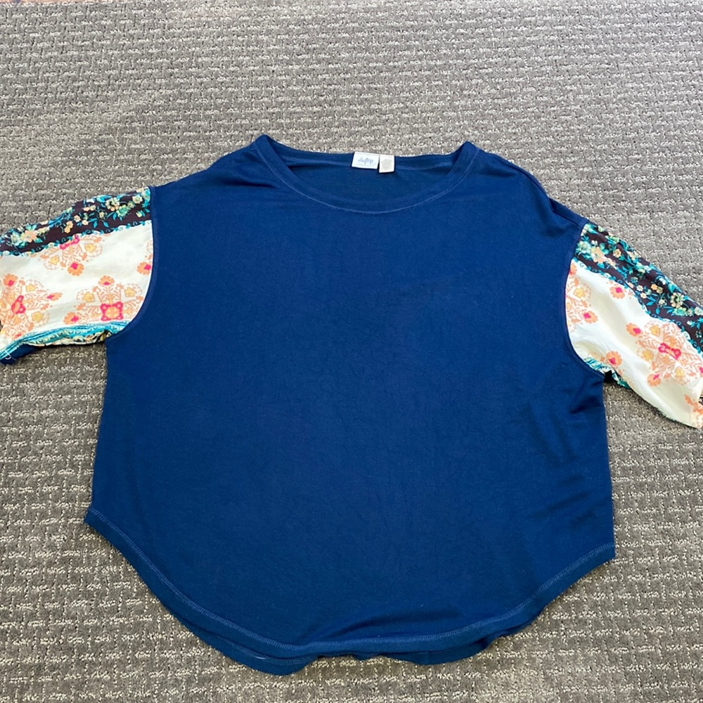 Womens top with floral shirt sleeves xl
